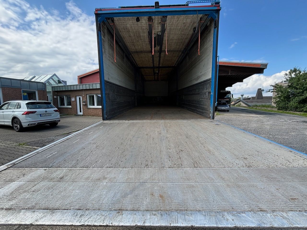 Fahrzeugabbildung Volvo FM 330 /8x2/ Getränke 10m mit Lbw. 2t