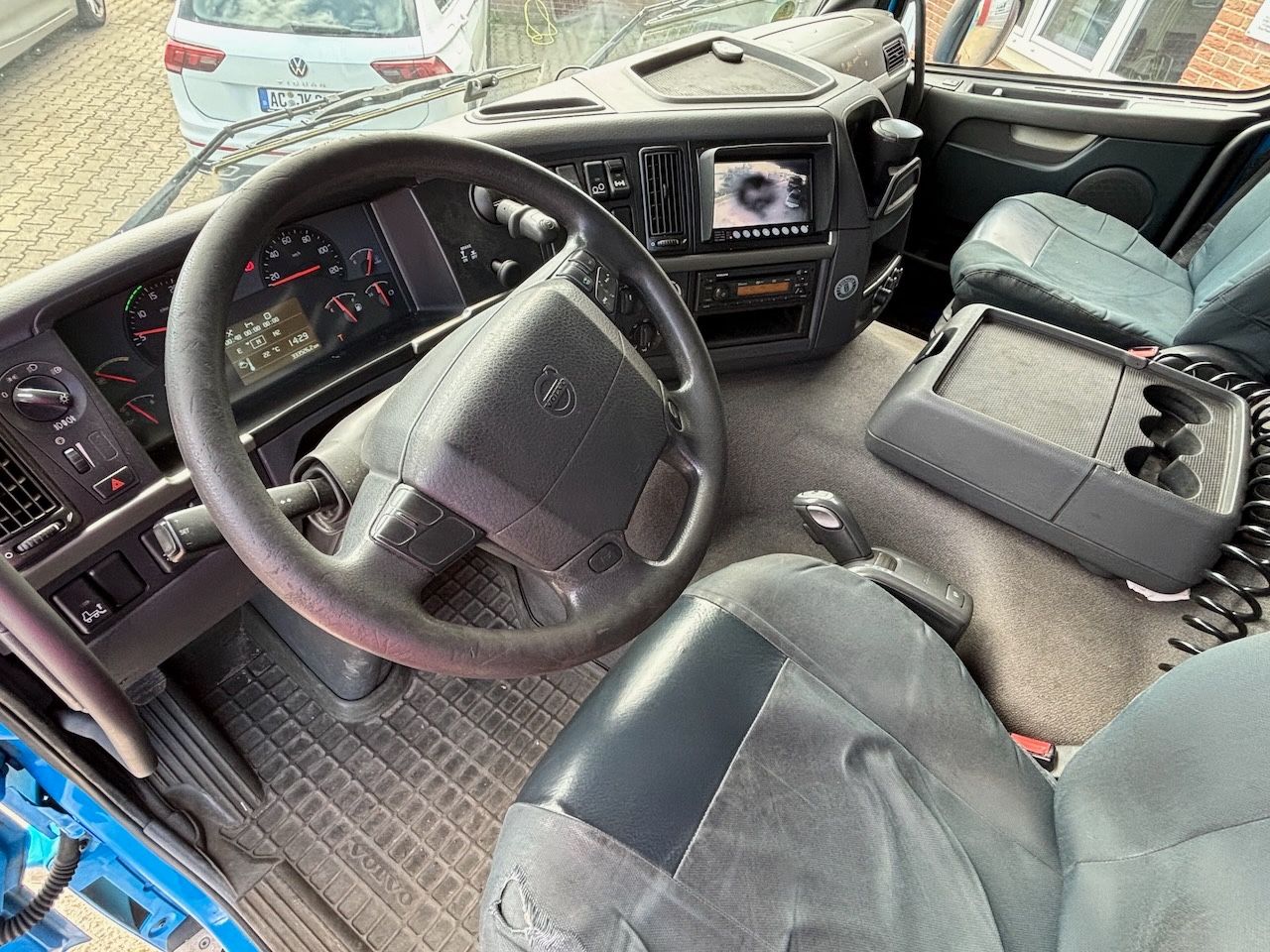 Fahrzeugabbildung Volvo FM 330 /8x2/ Getränke 10m mit Lbw. 2t