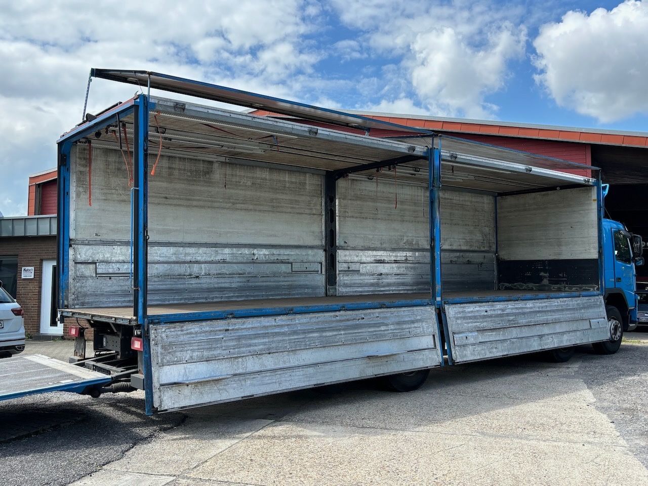Fahrzeugabbildung Volvo FM 330 Koffer10m/Lbw. 4achser