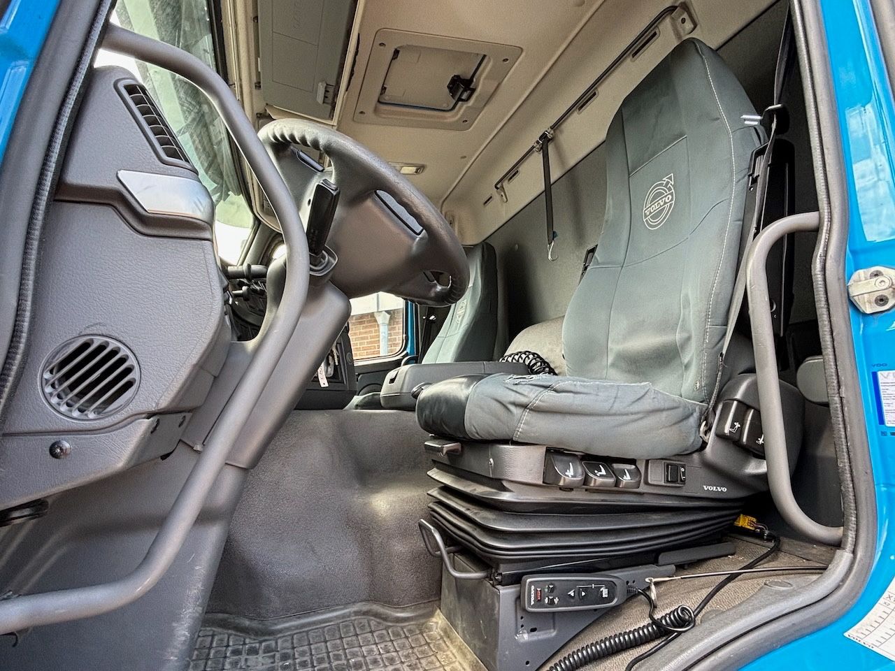 Fahrzeugabbildung Volvo FM 330 Koffer10m/Lbw. 4achser