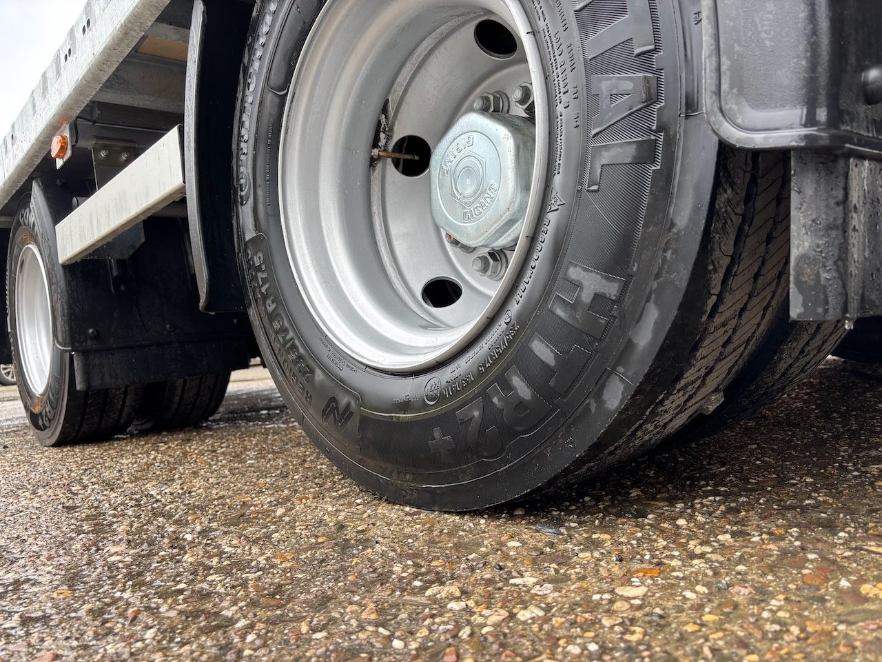 Fahrzeugabbildung Müller-Mitteltal ETÜ-TA-R 21 Plateau 7m, luftgefedert, LED