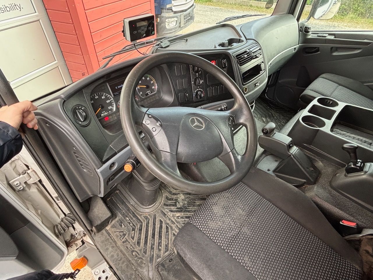 Fahrzeugabbildung Mercedes-Benz 818 L Atego mit Hebebühne, Klima, AHK