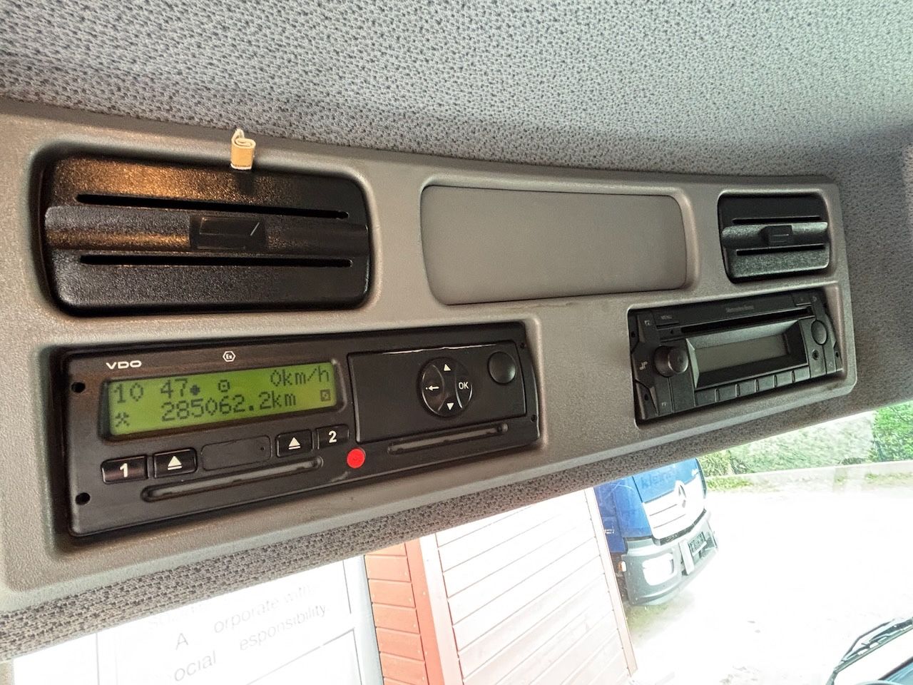 Fahrzeugabbildung Mercedes-Benz 818 L Atego mit Hebebühne, Klima, AHK