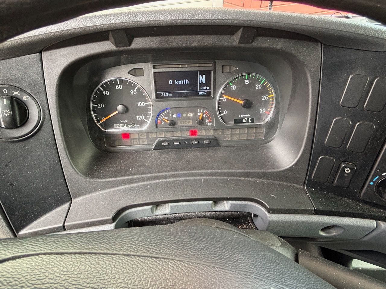 Fahrzeugabbildung Mercedes-Benz 818 L Atego mit Hebebühne, Klima, AHK