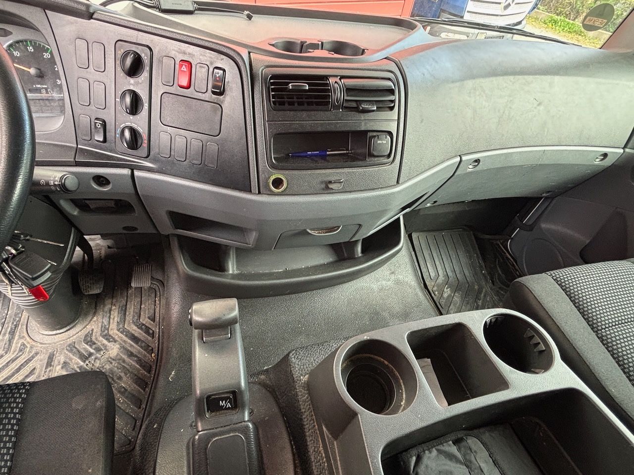Fahrzeugabbildung Mercedes-Benz 818 L Atego mit Hebebühne, Klima, AHK