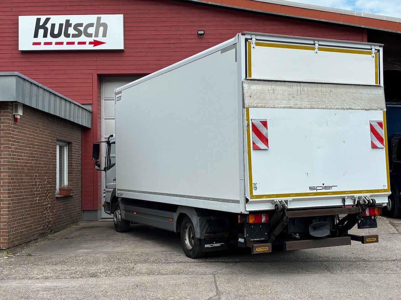 Fahrzeugabbildung Mercedes-Benz 818 L Atego mit Hebebühne, Klima, AHK