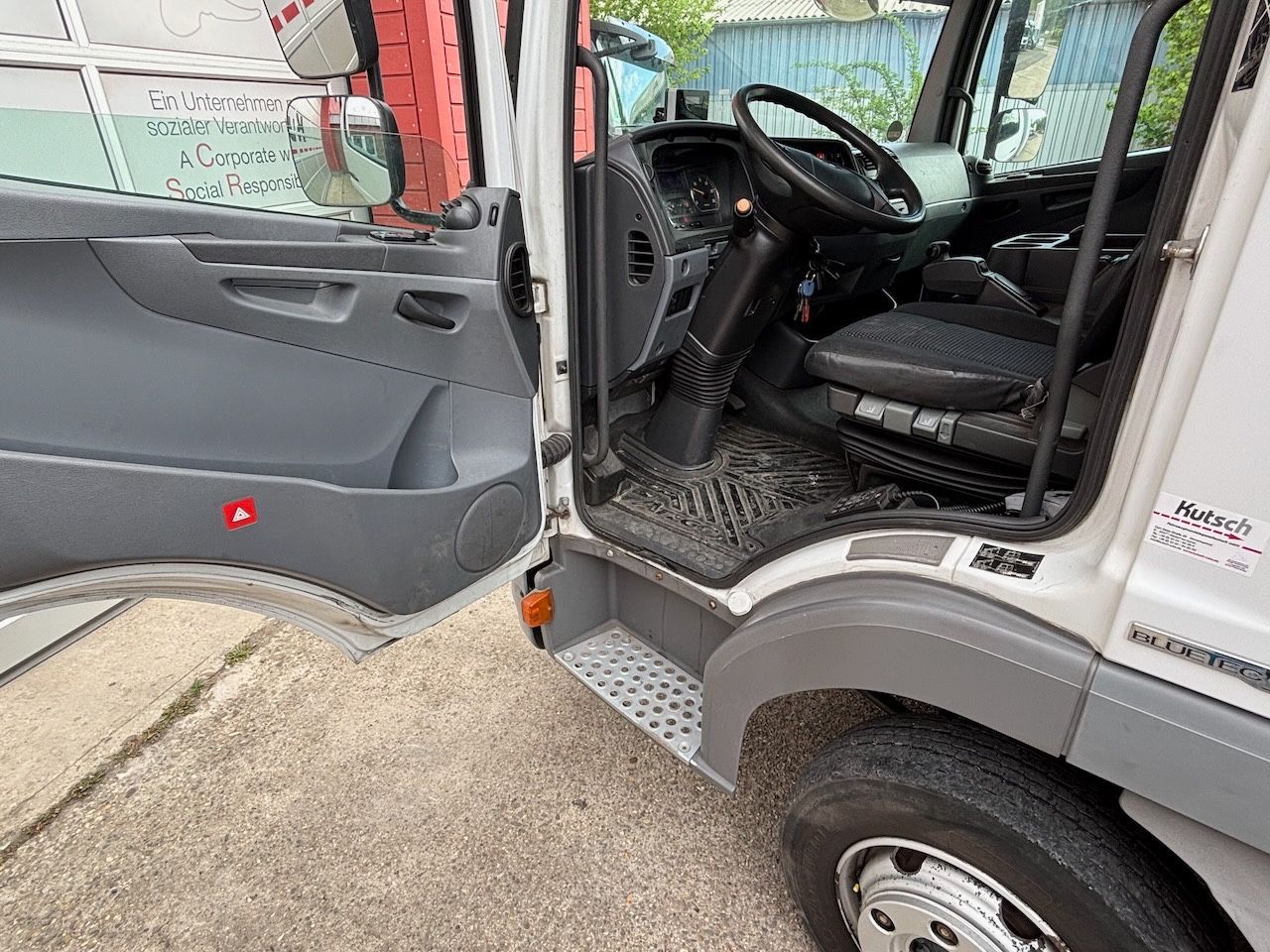 Fahrzeugabbildung Mercedes-Benz 818 L Atego mit Hebebühne, Klima, AHK