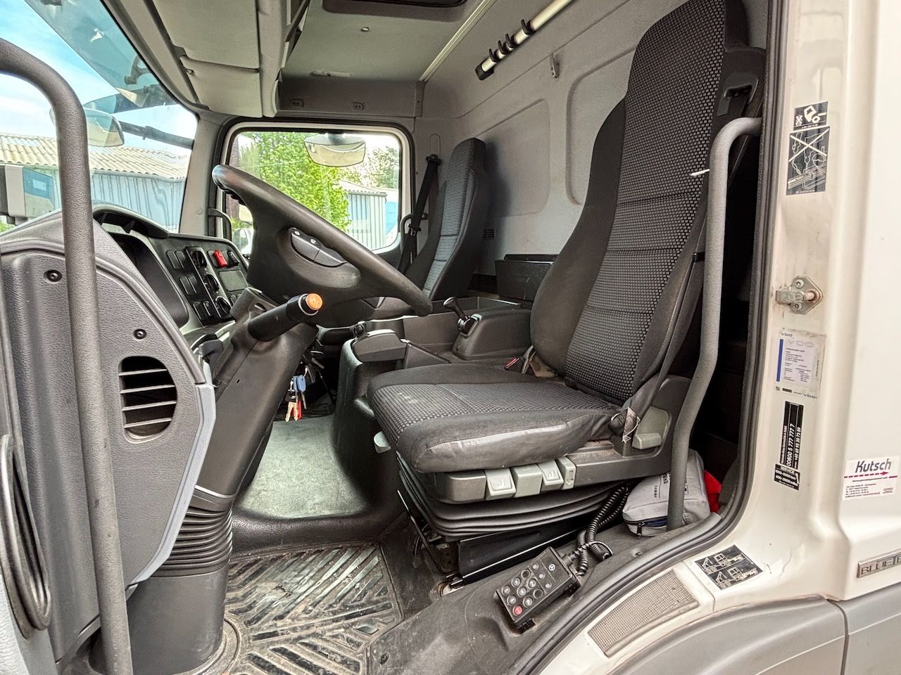 Fahrzeugabbildung Mercedes-Benz 818 L Atego mit Hebebühne, Klima, AHK