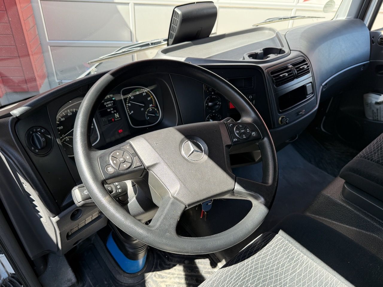 Fahrzeugabbildung Mercedes-Benz Atego 818L Plane, Ladebordwand, Klima, AHK
