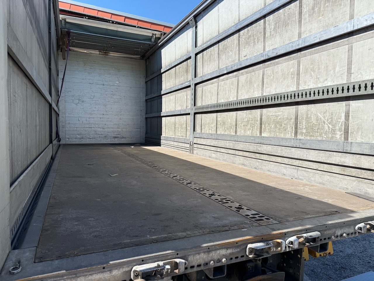Fahrzeugabbildung DAF XF 480 Plane 6x2