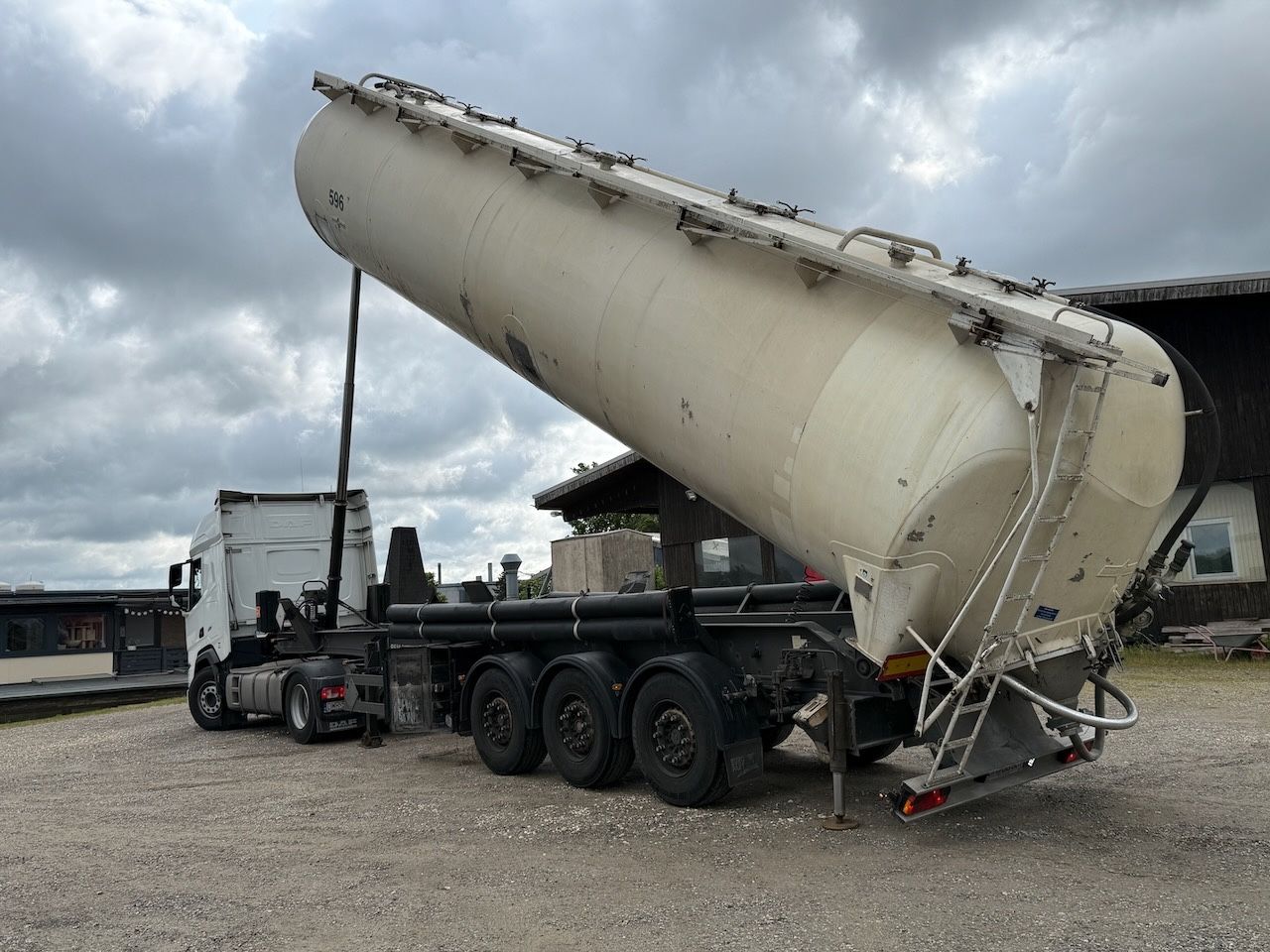 Fahrzeugabbildung Spitzer SK 2760 CAL Kippsilo