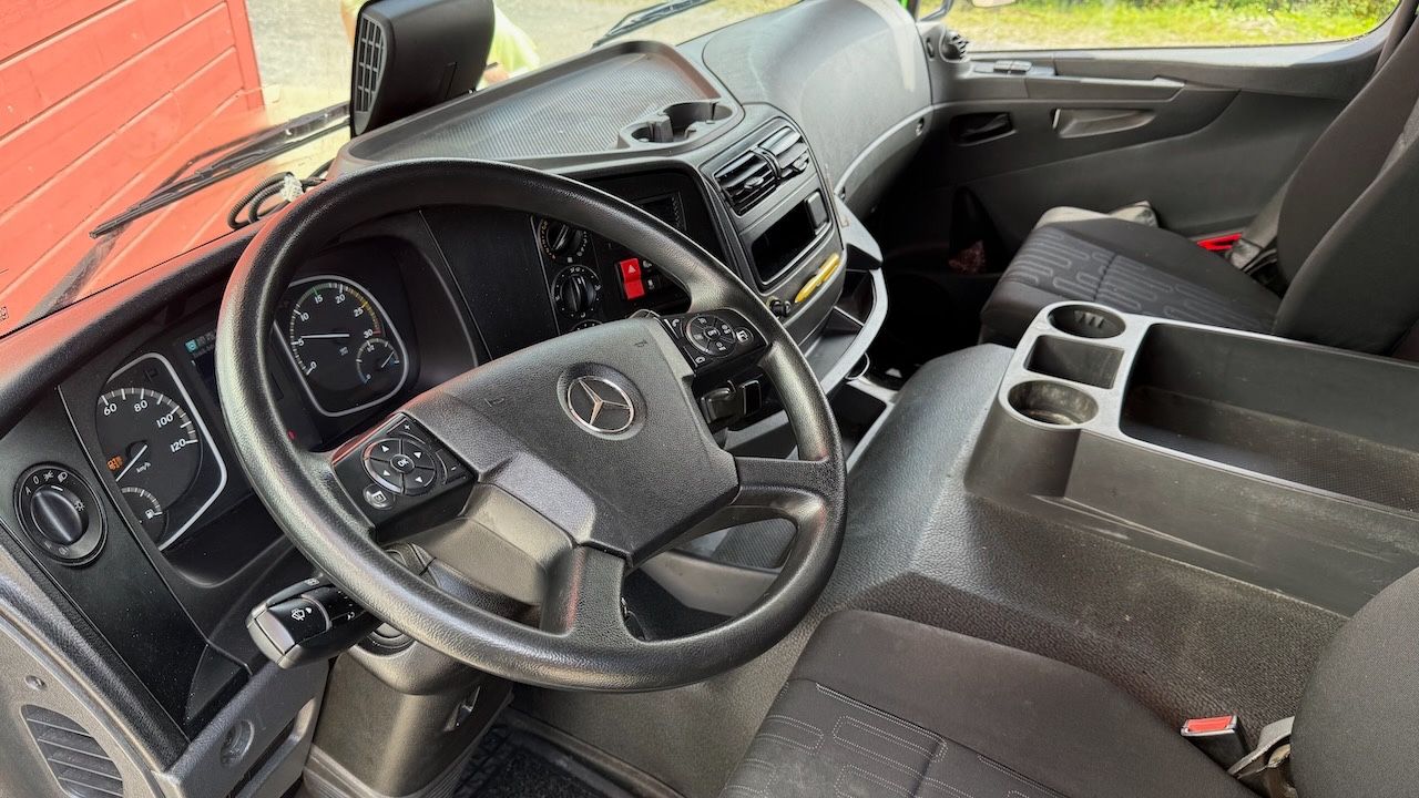 Fahrzeugabbildung Mercedes-Benz Atego 1624L Pritsche/Plane, Ladebordwand