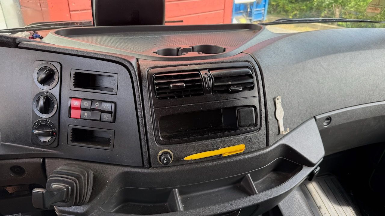 Fahrzeugabbildung Mercedes-Benz Atego 1624L Pritsche/Plane, Ladebordwand