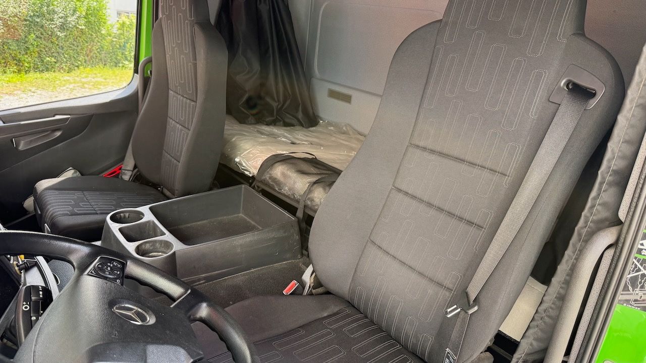 Fahrzeugabbildung Mercedes-Benz Atego 1624L Pritsche/Plane, Ladebordwand