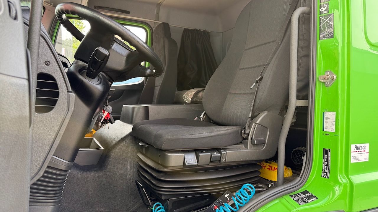 Fahrzeugabbildung Mercedes-Benz Atego 1624L Pritsche/Plane, Ladebordwand