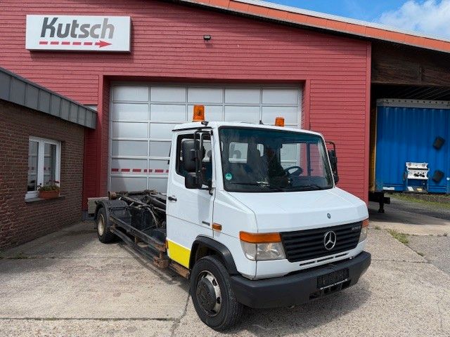 Fahrzeugabbildung Mercedes-Benz Vario 818 D Abrollkipper mit Container