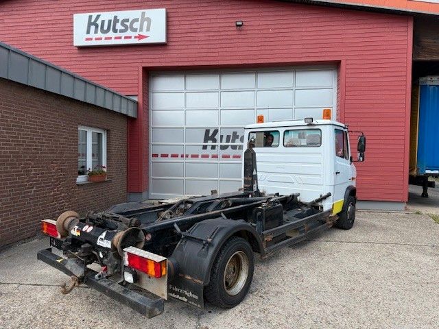 Fahrzeugabbildung Mercedes-Benz Vario 818 D Abrollkipper mit Container