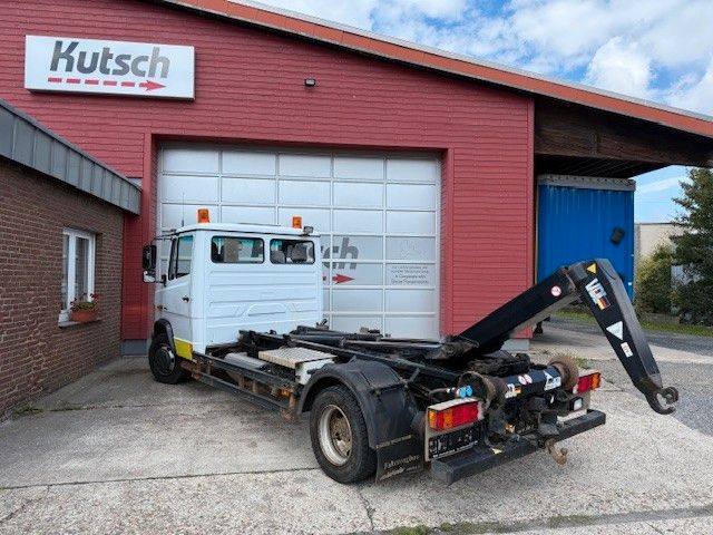 Fahrzeugabbildung Mercedes-Benz Vario 818 D Abrollkipper mit Container