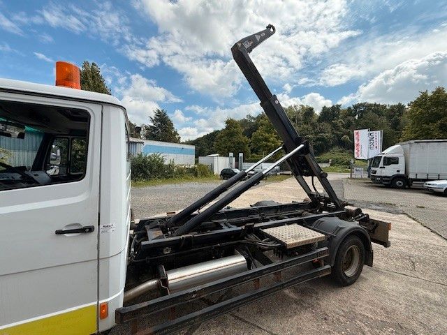Fahrzeugabbildung Mercedes-Benz Vario 818 D Abrollkipper mit Container