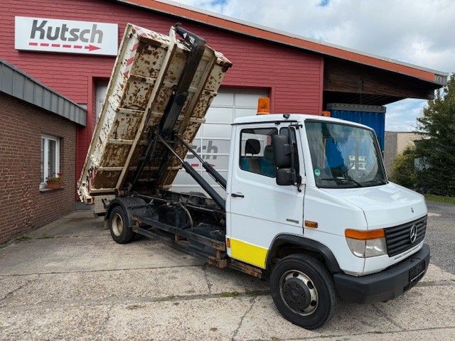 Fahrzeugabbildung Mercedes-Benz Vario 818 D Abrollkipper mit Container