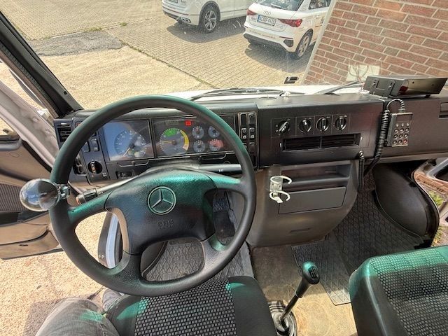 Fahrzeugabbildung Mercedes-Benz Vario 818 D Abrollkipper mit Container
