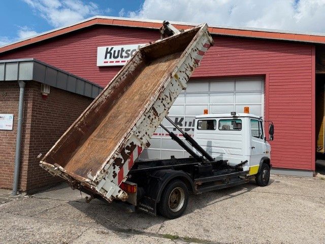 Fahrzeugabbildung Mercedes-Benz Vario 818 D Abrollkipper mit Container