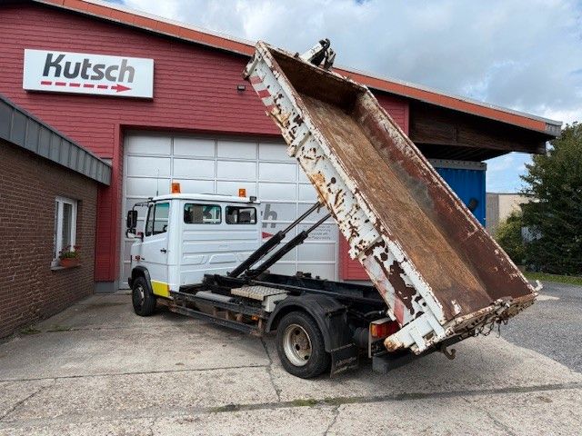 Fahrzeugabbildung Mercedes-Benz Vario 818 D Abrollkipper mit Container