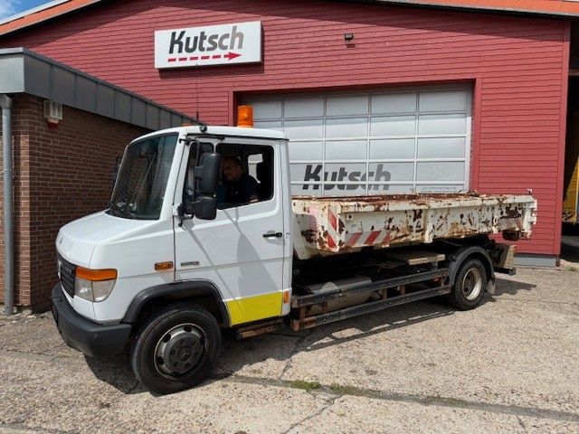 Fahrzeugabbildung Mercedes-Benz Vario 818 D Abrollkipper mit Container