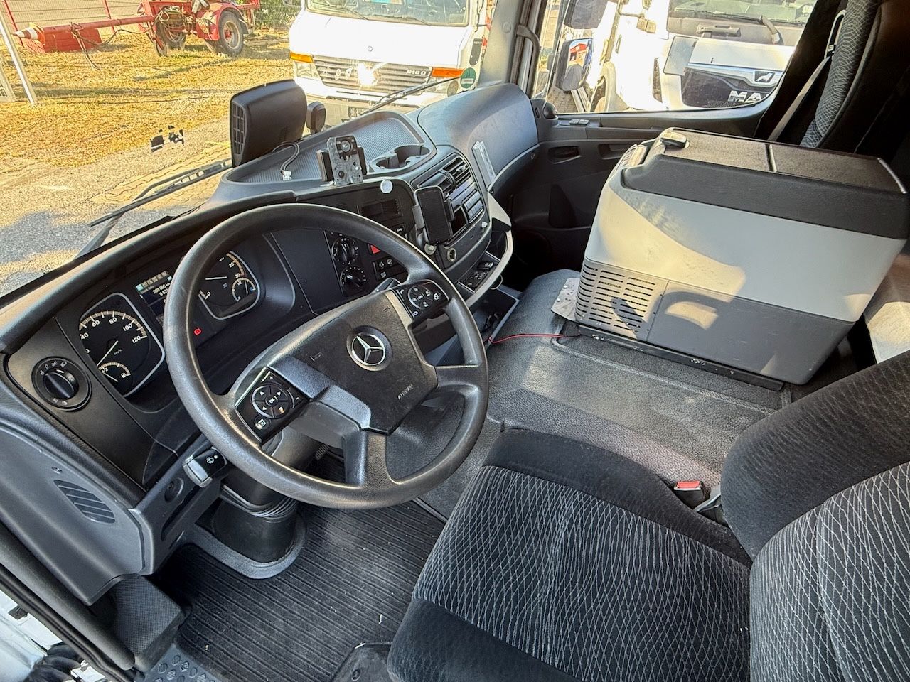 Fahrzeugabbildung Mercedes-Benz MB 1530L Atego Plane/Lbw., Hochdach,