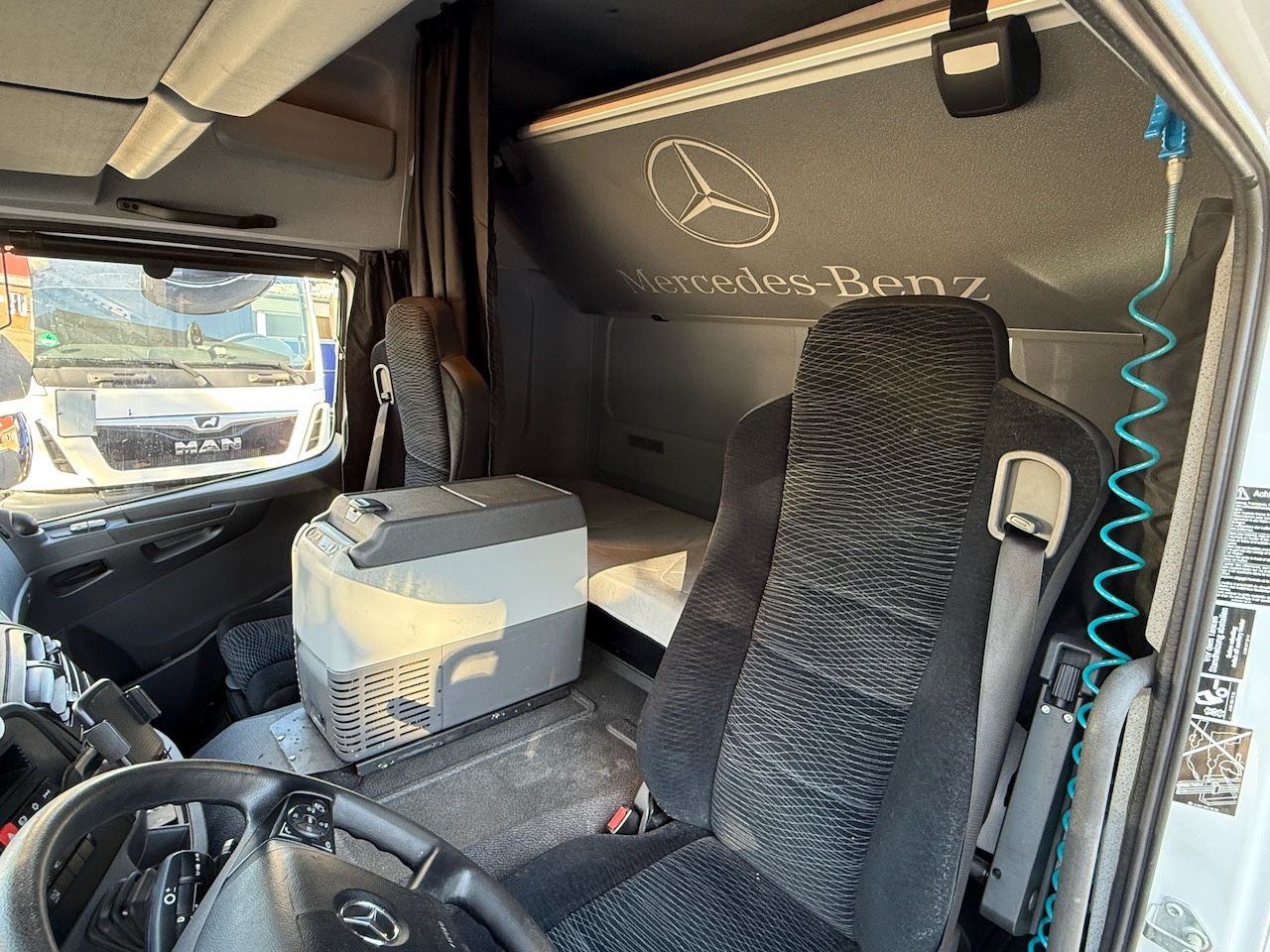 Fahrzeugabbildung Mercedes-Benz MB 1530L Atego Plane/Lbw., Hochdach,