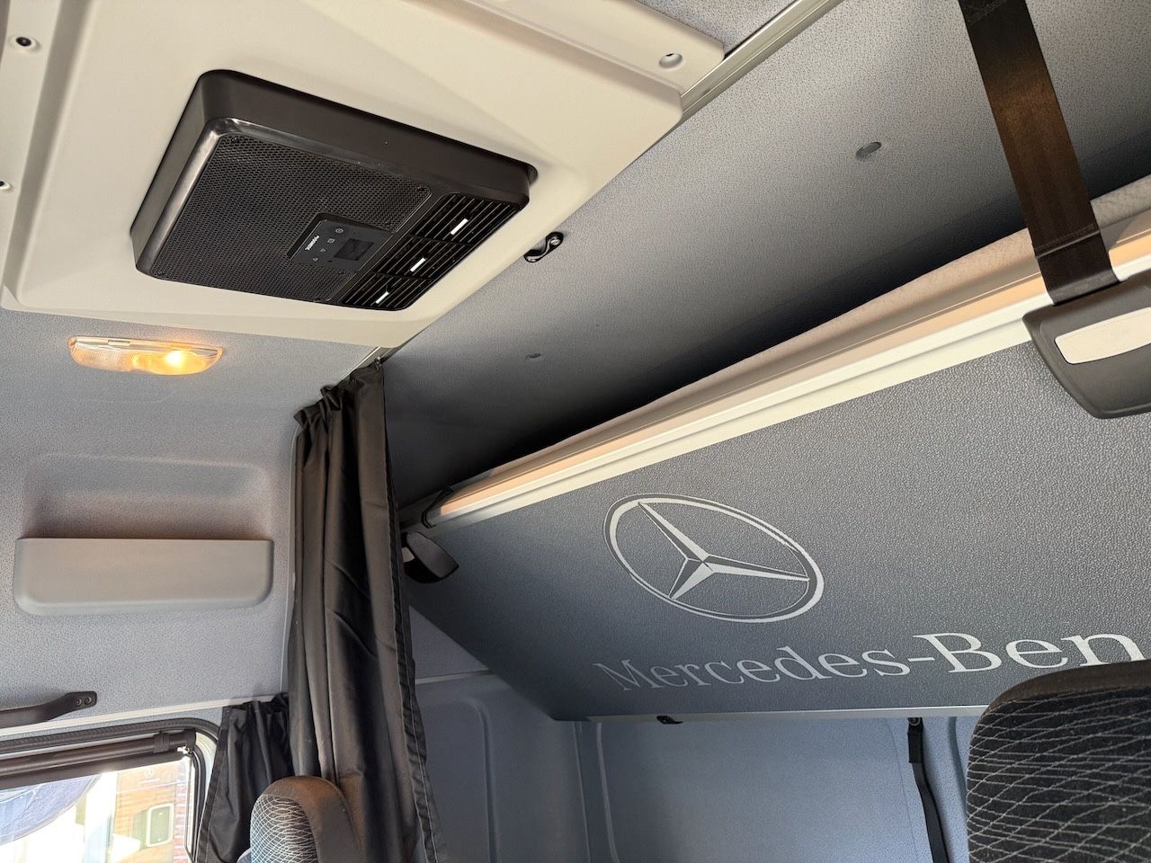 Fahrzeugabbildung Mercedes-Benz MB 1530L Atego Plane/Lbw., Hochdach,