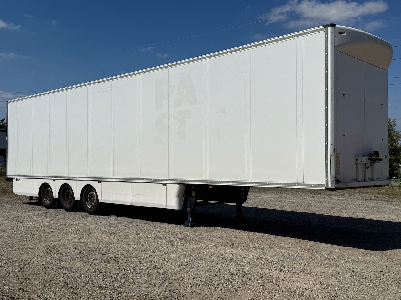 Schmitz Cargobull SKO 24 Doppelstock-Koffer mit Türen isoliert