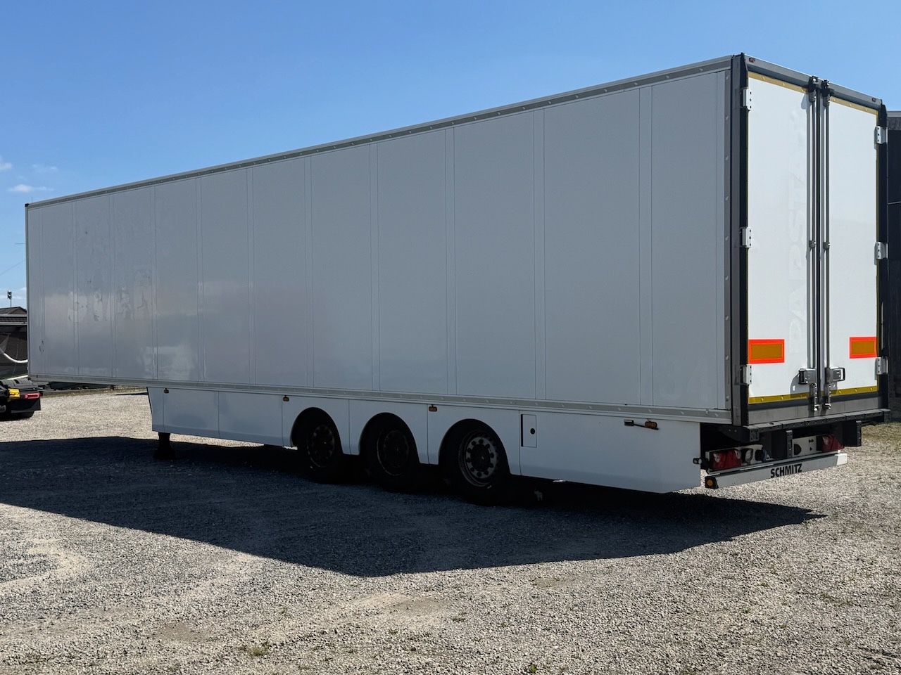 Fahrzeugabbildung Schmitz Cargobull SKO 24 Doppelstock-Koffer mit Türen isoliert