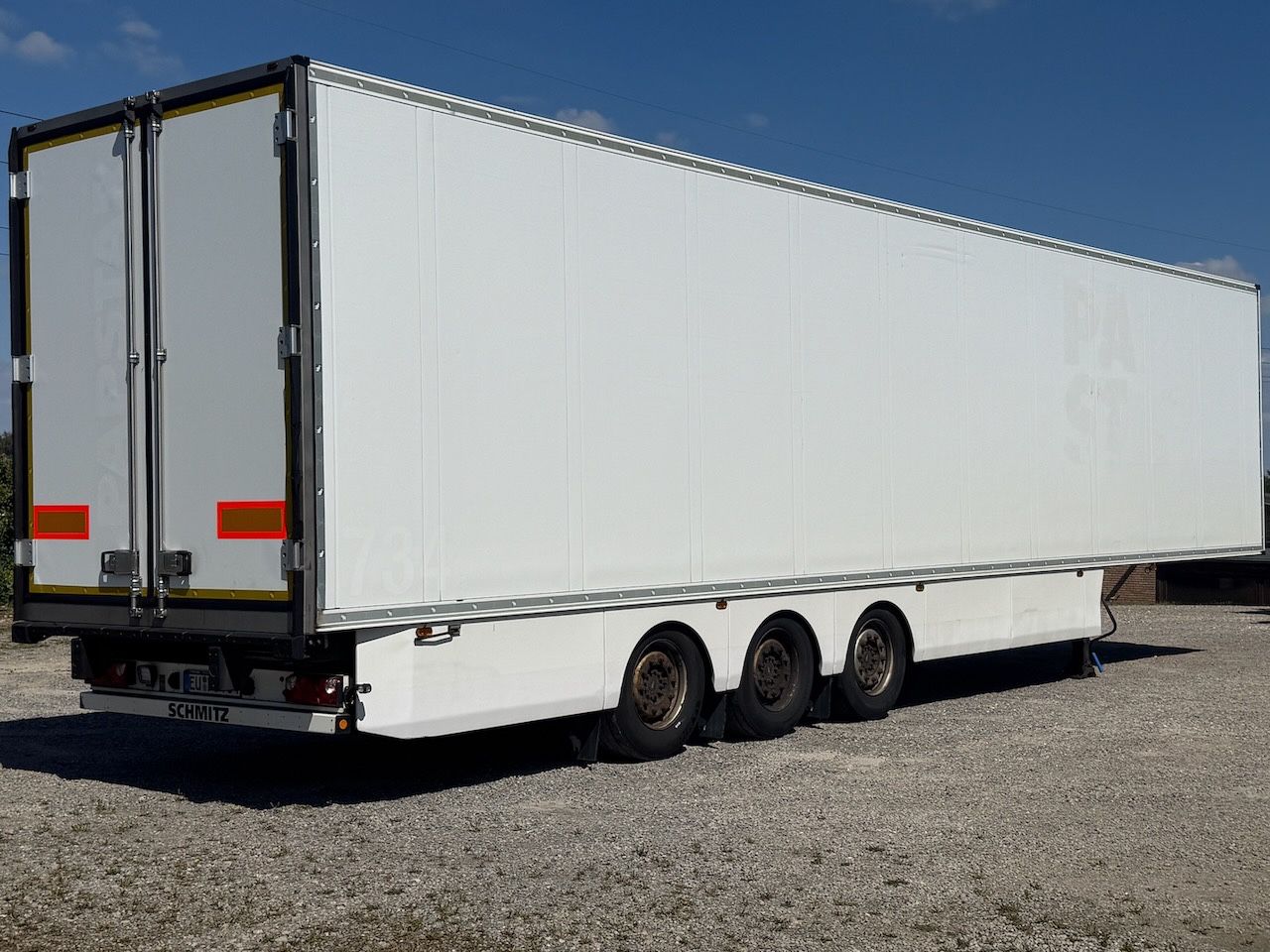 Fahrzeugabbildung Schmitz Cargobull SKO 24 Doppelstock-Koffer mit Türen isoliert
