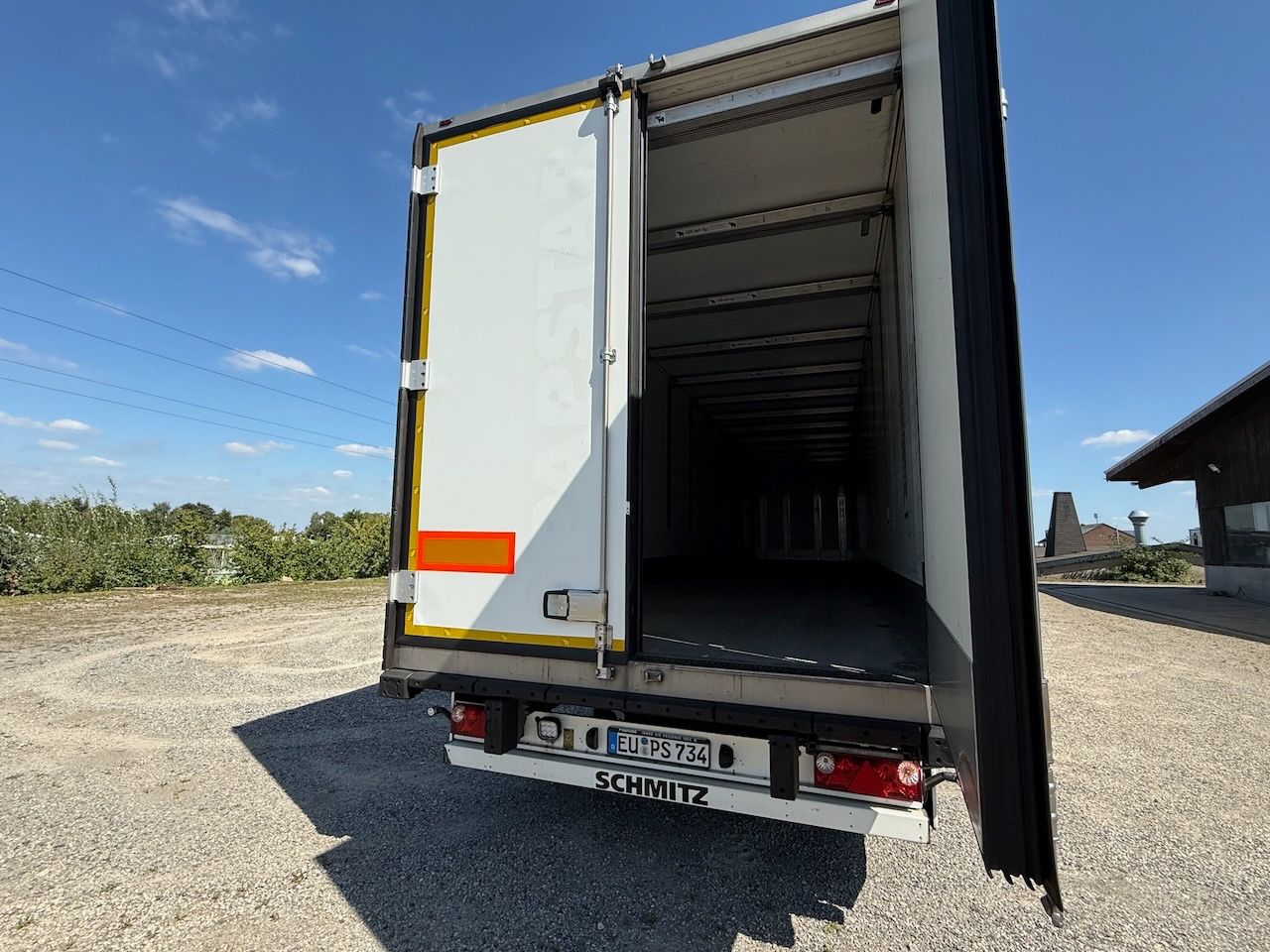 Fahrzeugabbildung Schmitz Cargobull SKO 24 Doppelstock-Koffer mit Türen isoliert
