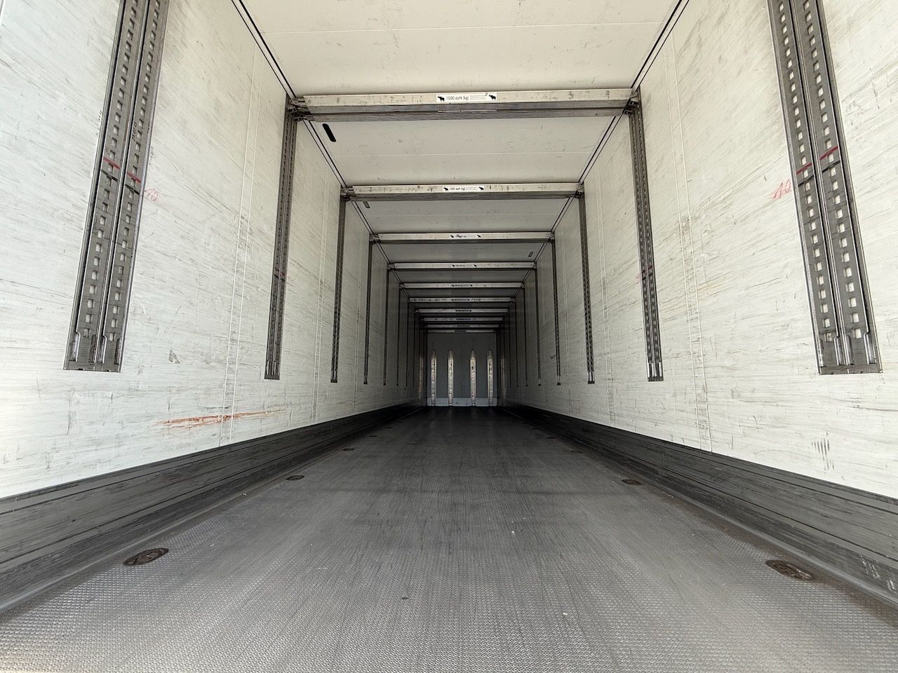 Fahrzeugabbildung Schmitz Cargobull SKO 24 Doppelstock-Koffer mit Türen isoliert