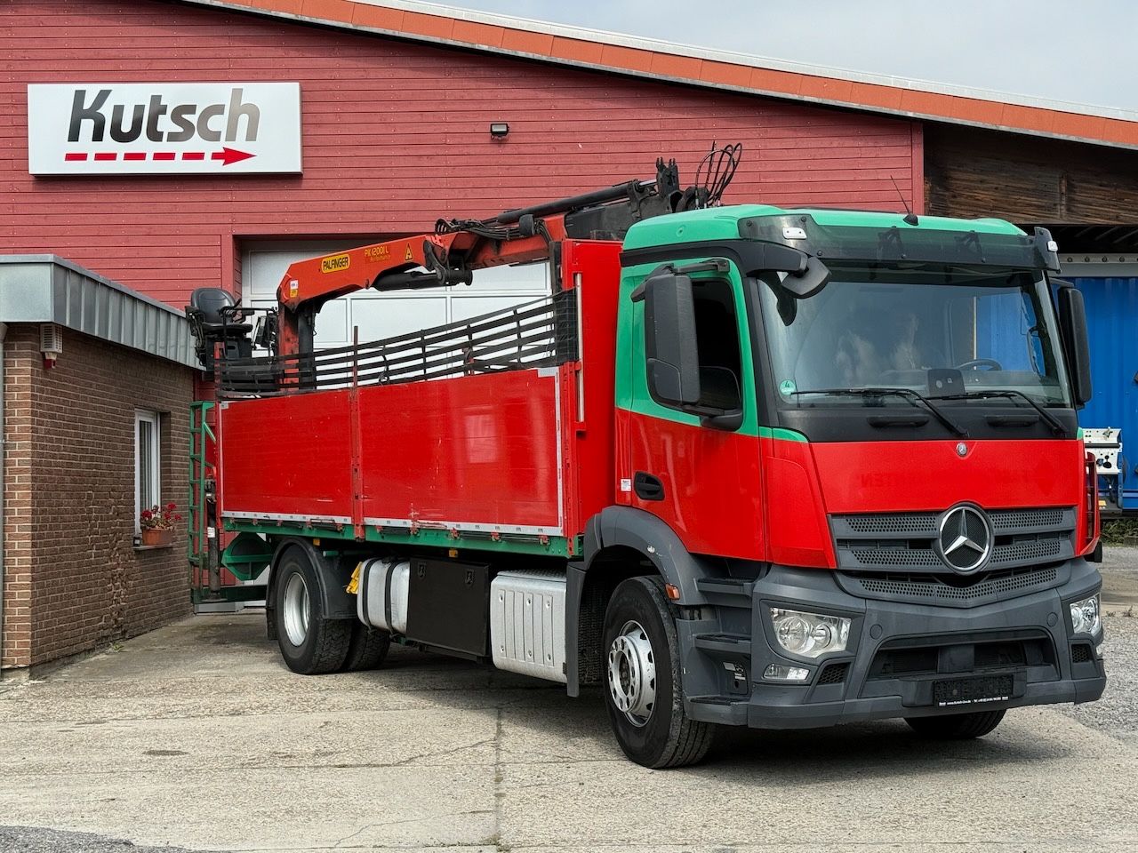 Fahrzeugabbildung Mercedes-Benz Antos 1832L mit Palfinger PK 12001L Heckkran