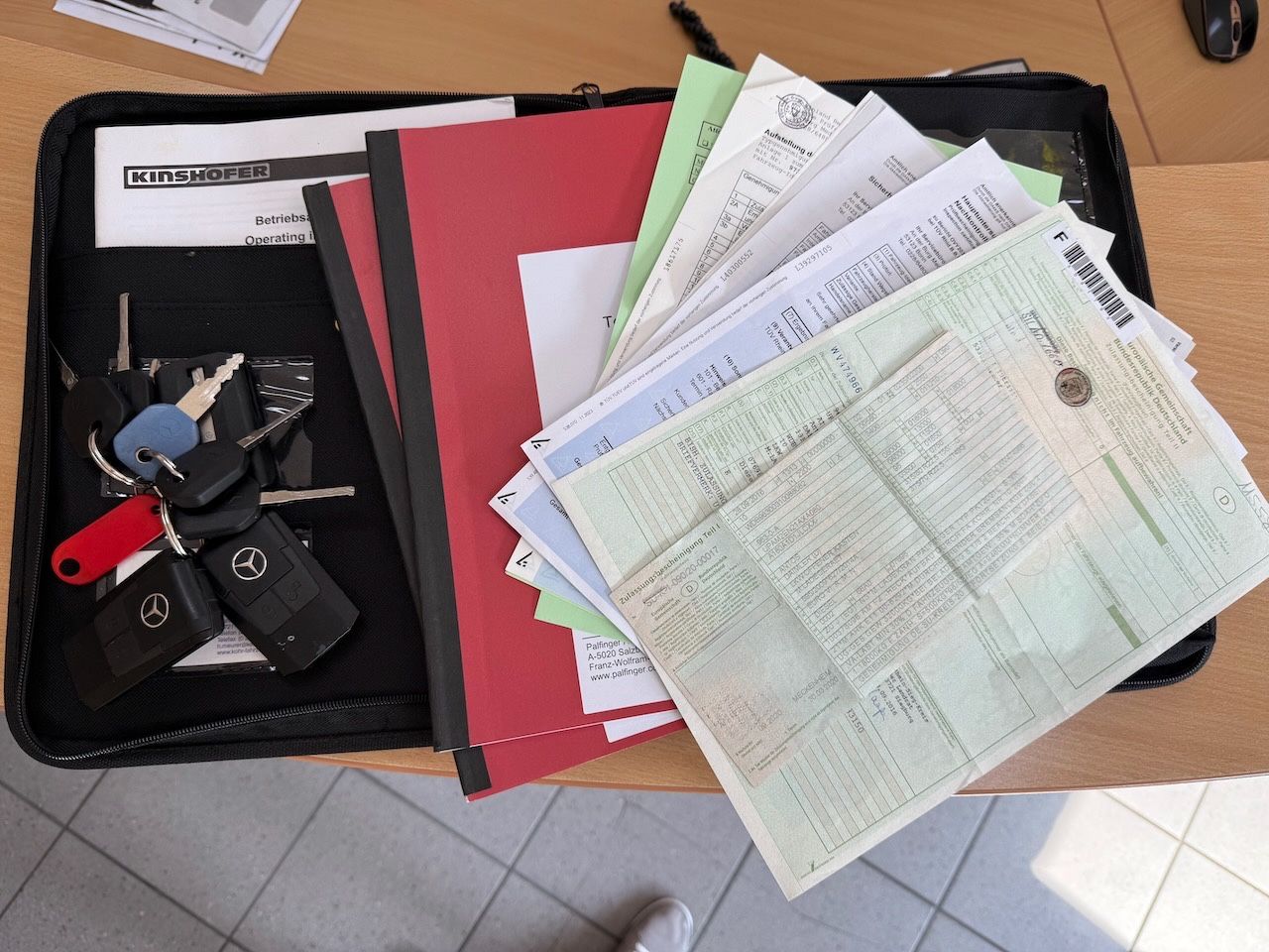 Fahrzeugabbildung Mercedes-Benz Antos 1832L mit Palfinger PK 12001L Heckkran