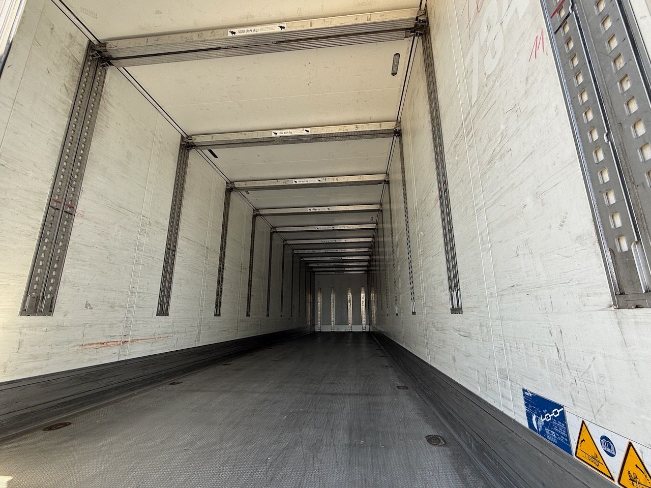 Fahrzeugabbildung Schmitz Cargobull SKO 24 Doppelstock-Koffer isoliert ohne Kühlung