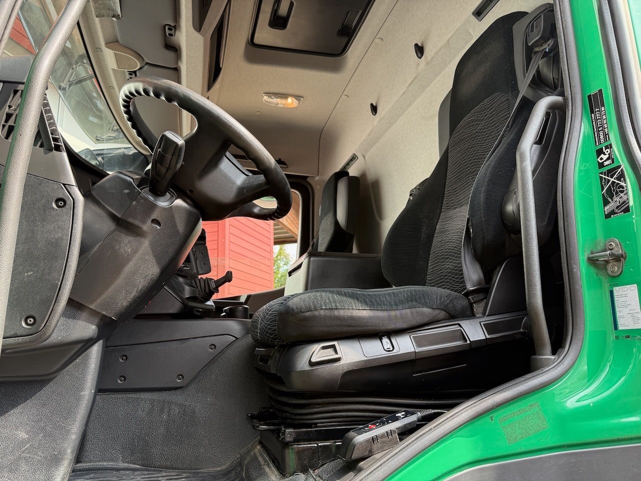 Fahrzeugabbildung Mercedes-Benz MB 1832L + Palfinger PK 12001L Heckkran