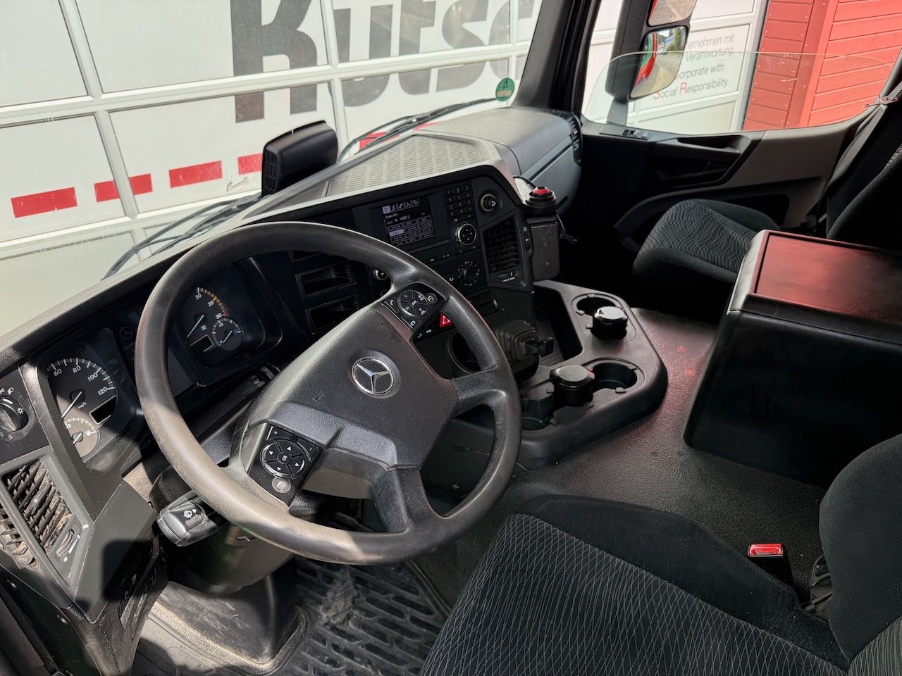 Fahrzeugabbildung Mercedes-Benz MB 1832L + Palfinger PK 12001L Heckkran