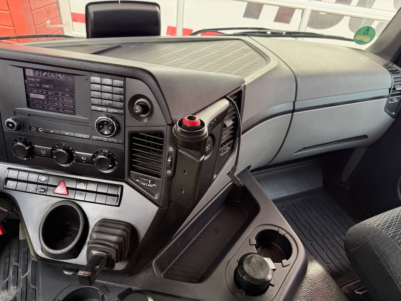 Fahrzeugabbildung Mercedes-Benz MB 1832L + Palfinger PK 12001L Heckkran