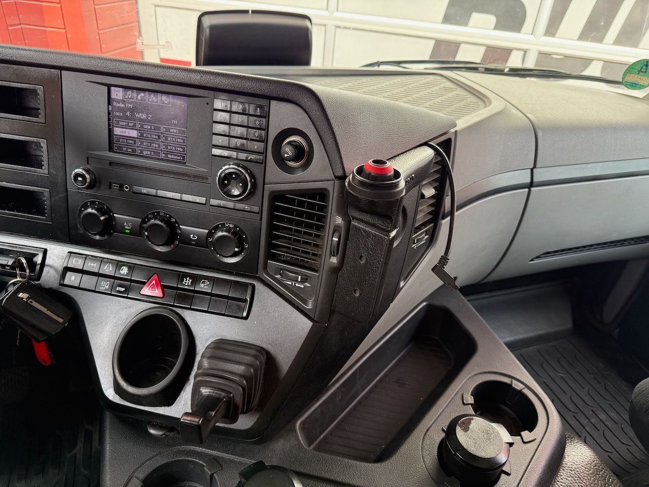 Fahrzeugabbildung Mercedes-Benz MB 1832L + Palfinger PK 12001L Heckkran