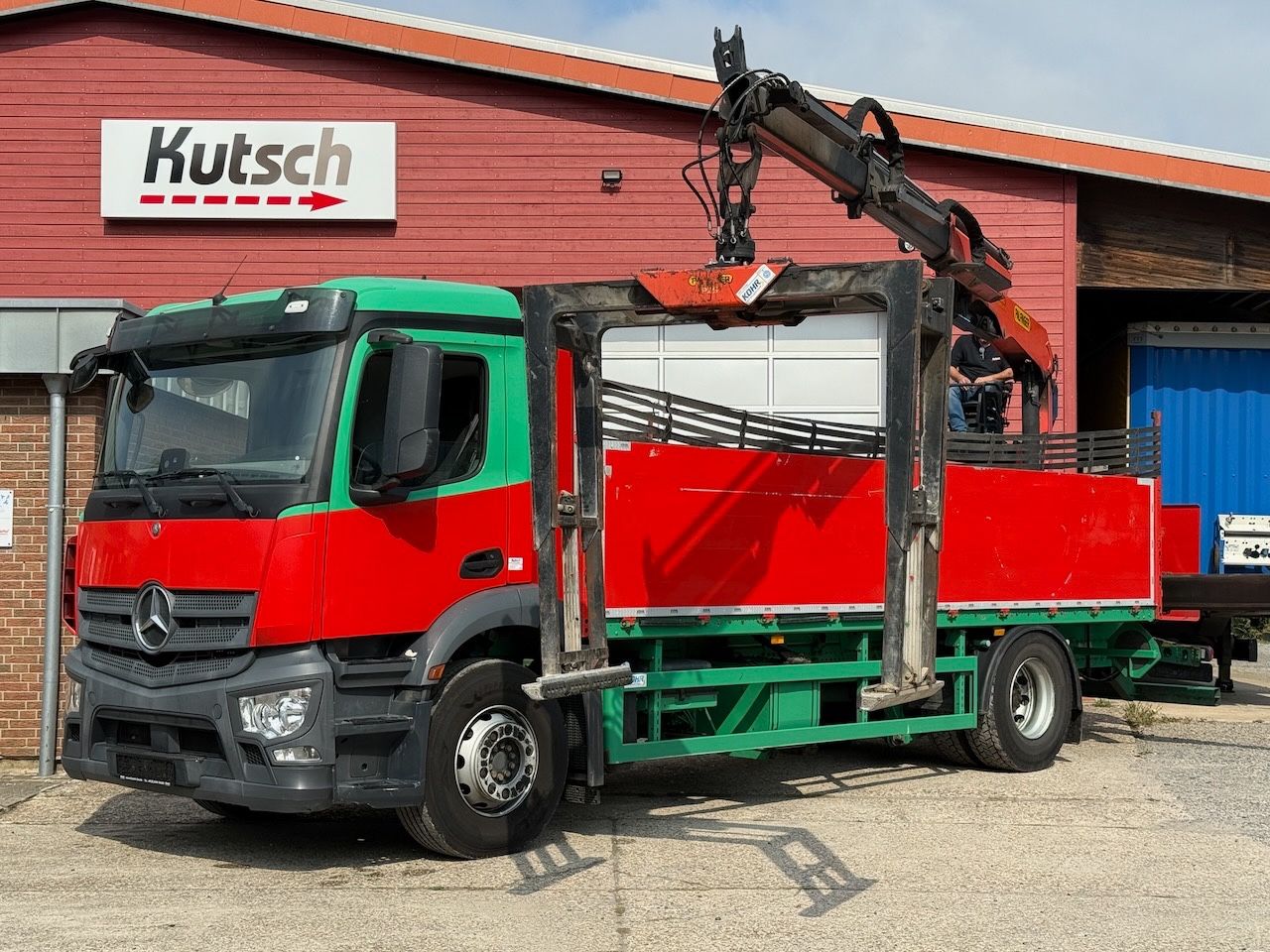Fahrzeugabbildung Mercedes-Benz MB 1832L + Palfinger PK 12001L Heckkran