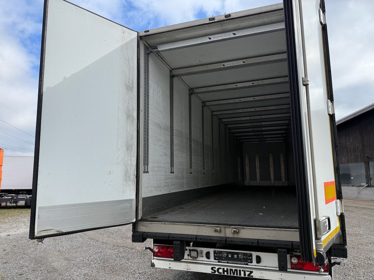 Fahrzeugabbildung Schmitz Cargobull SKO 24 Doppelstock-Koffer isoliert