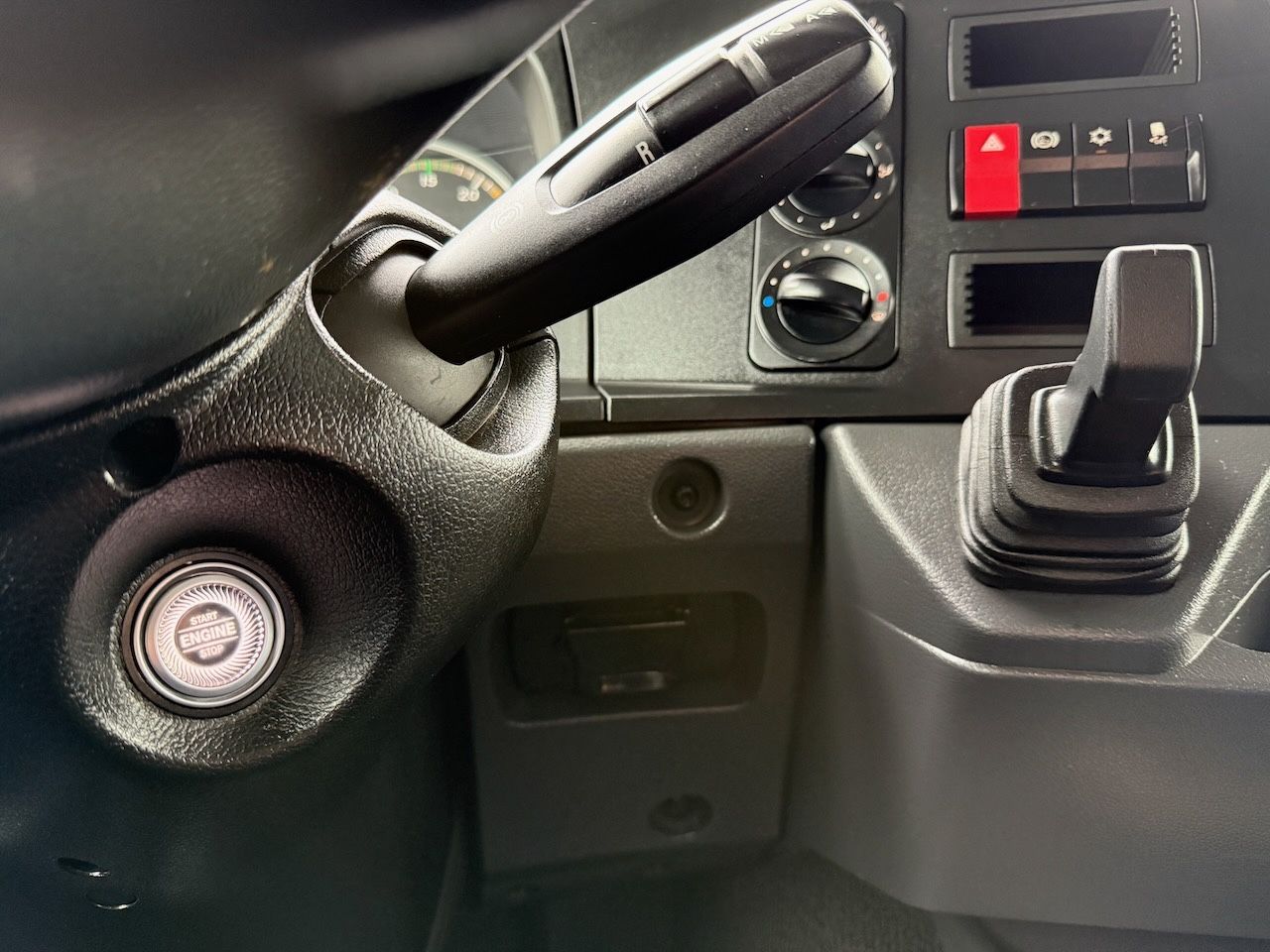 Fahrzeugabbildung Mercedes-Benz MB 1230L Atego Koffer/Lbw