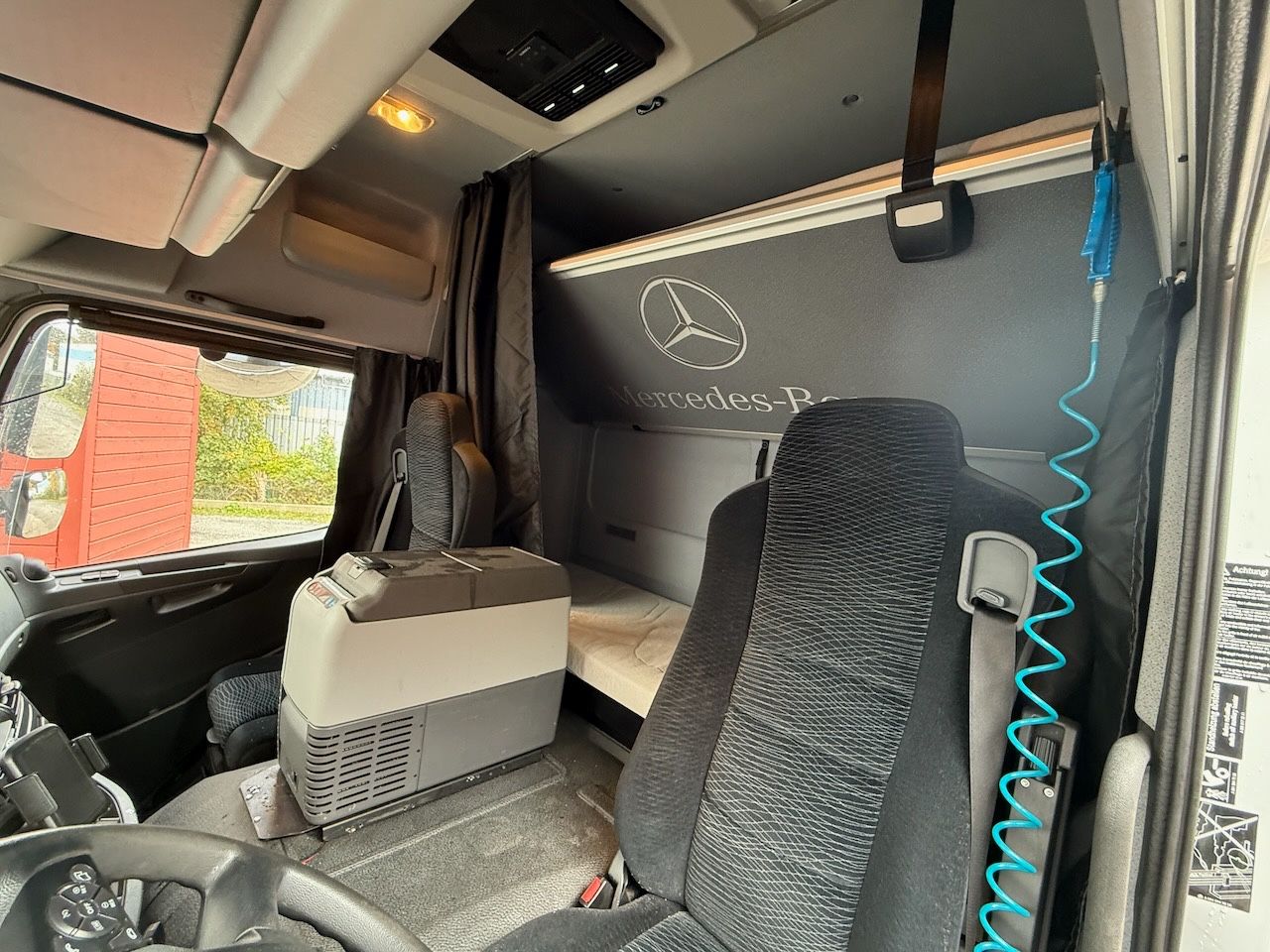 Fahrzeugabbildung Mercedes-Benz MB 1530L Atego Plane/Lbw., Hochdach,