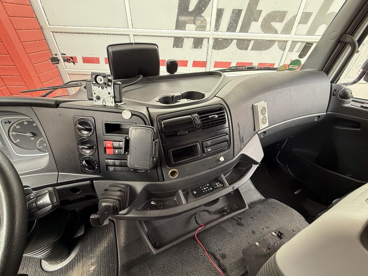 Fahrzeugabbildung Mercedes-Benz MB 1530L Atego Plane/Lbw., Hochdach,