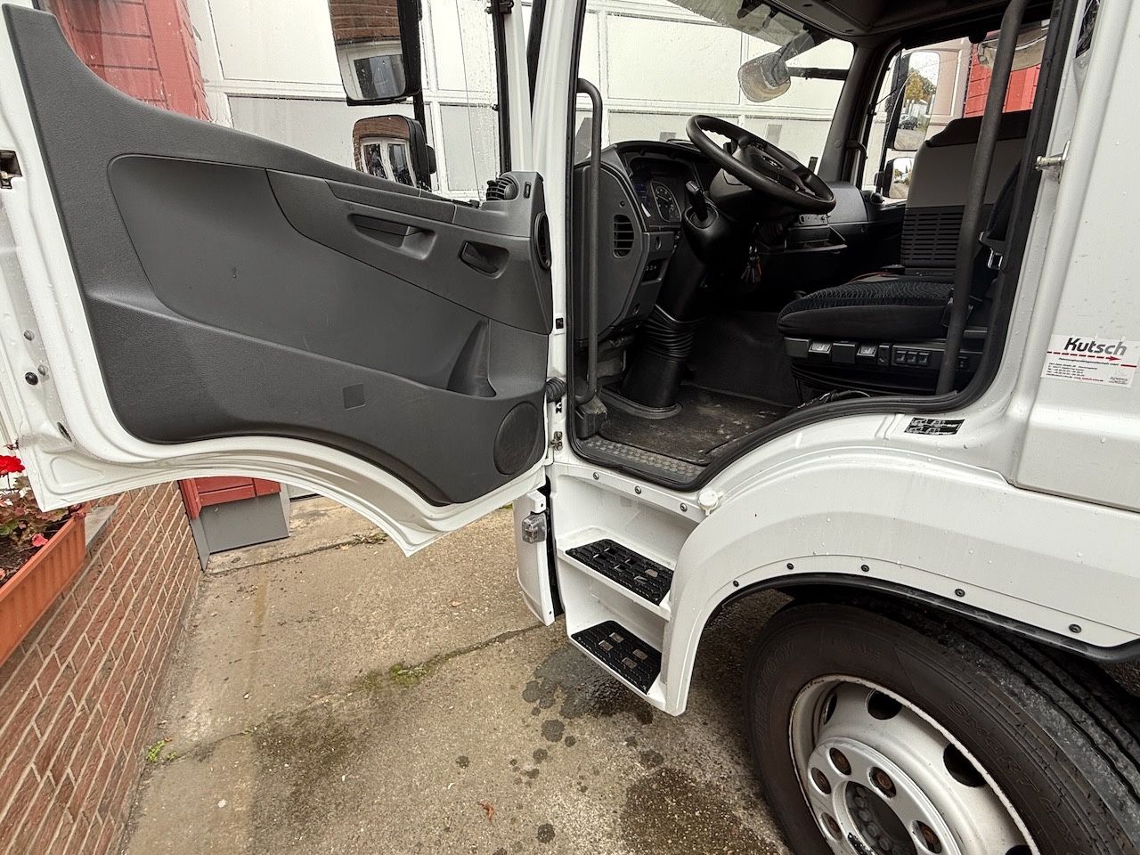 Fahrzeugabbildung Mercedes-Benz MB 1530L Atego Plane/Lbw., Hochdach,