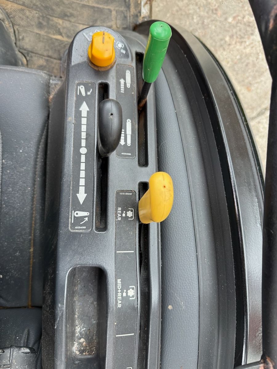 Fahrzeugabbildung Andere LS J27 HST mit Winterdienstausrüstung